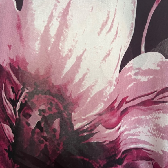 Laura petite wine colour floral  loose style top - Picture 2 of 6